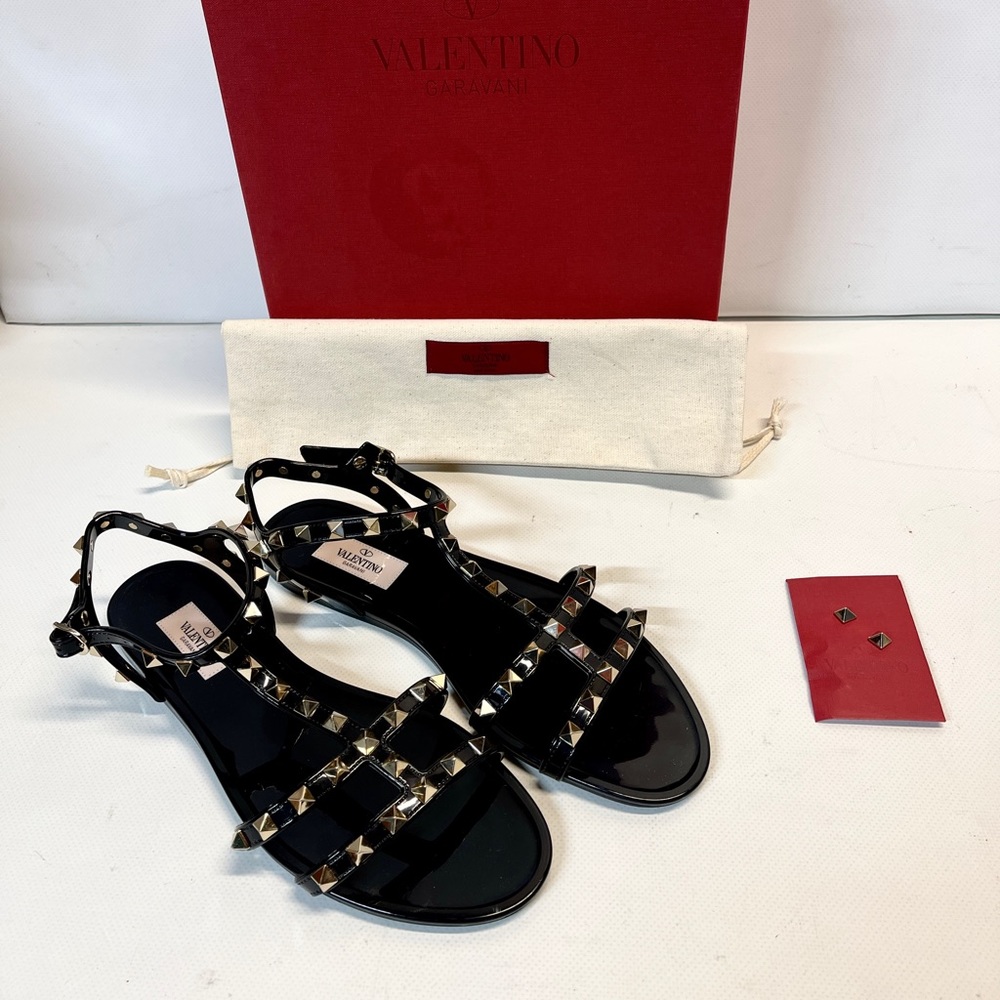 Authentic VALENTINO GARAVANI ROCKSTUD FLAT Black RUBBER SANDAL US 8 Excellent
